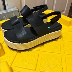 Reef Black and Cream Platform Sandals Size 8